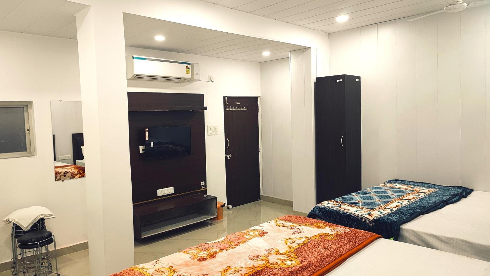 Taj Plaza Paying Guest House - Varanasi — Photos 1